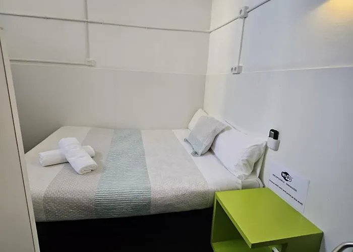 Central And Basic Universitat For Young Hostel Barcellona